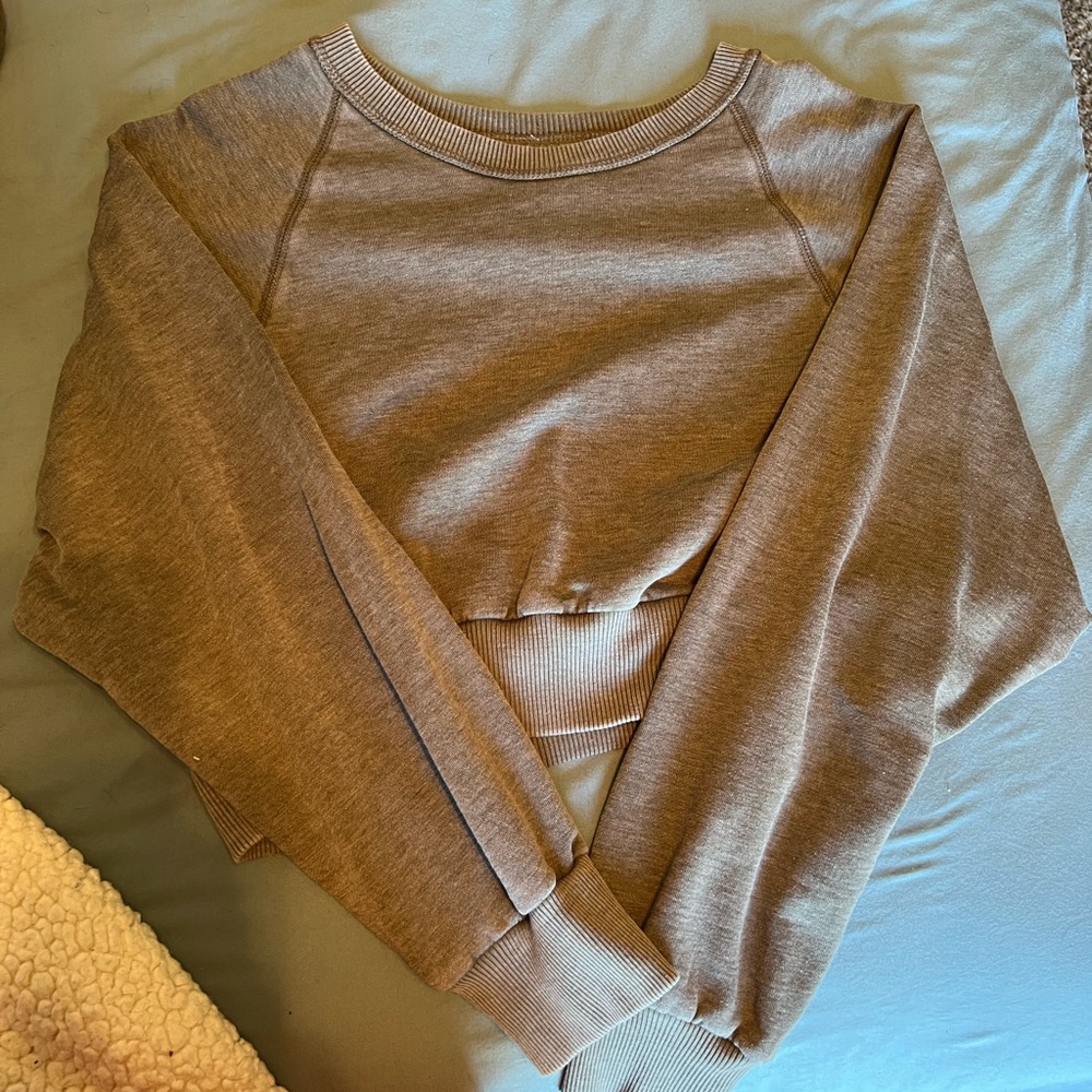 Lost sleeve cropped aero top